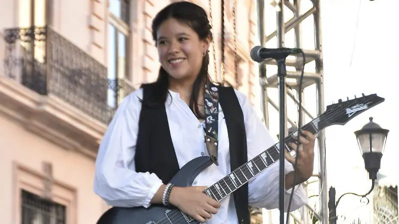 Cada uno de los miembros de esta agrupación se muestra feliz al deleitar al público con su música y estilo.